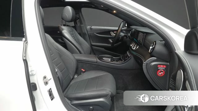 Mercedes-Benz E-Class W213 2023 Белый из Кореи, фото 2
