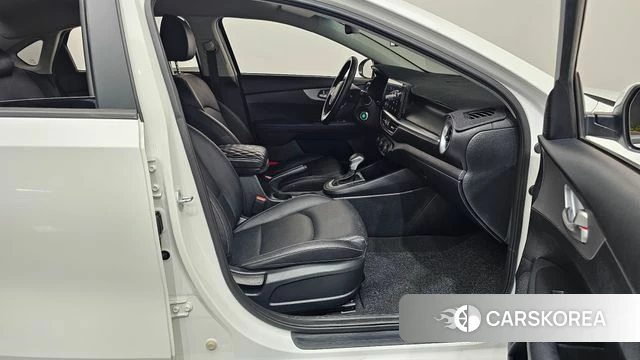 Kia The New K3 2nd generation 2021 Белый из Кореи, фото 2