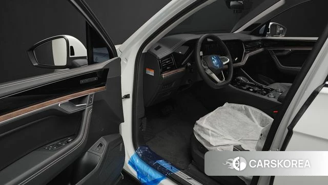 Volkswagen Touareg 3rd generation 2026 Белый из Кореи, фото 2