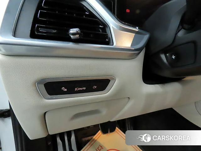 BMW X7 (G07) 2023 Белый из Кореи, фото 2
