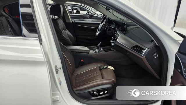 BMW 5 Series (G30) 2019 Белый из Кореи, фото 2