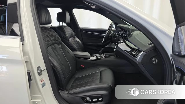 BMW 5 Series (G30) 2018 Белый из Кореи, фото 2