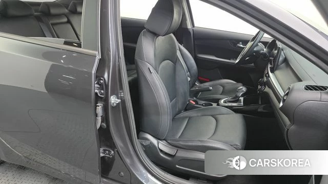 Kia The New K3 2nd generation 2023 Серый из Кореи, фото 2