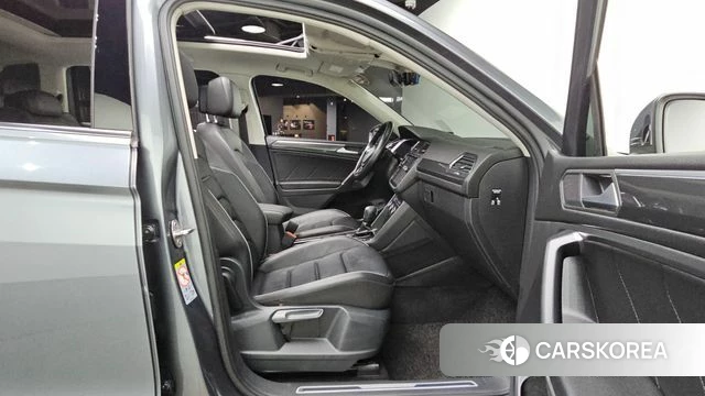 Volkswagen Tiguan Allspace 2020 Серебристо-серый из Кореи, фото 2