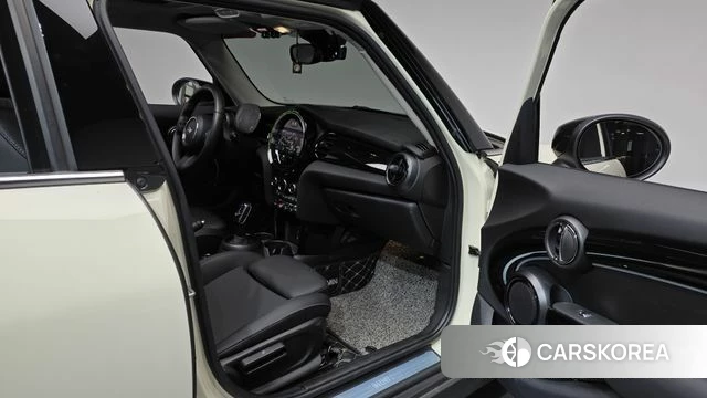 Mini Cooper 2022 Жемчужный цвет из Кореи, фото 2