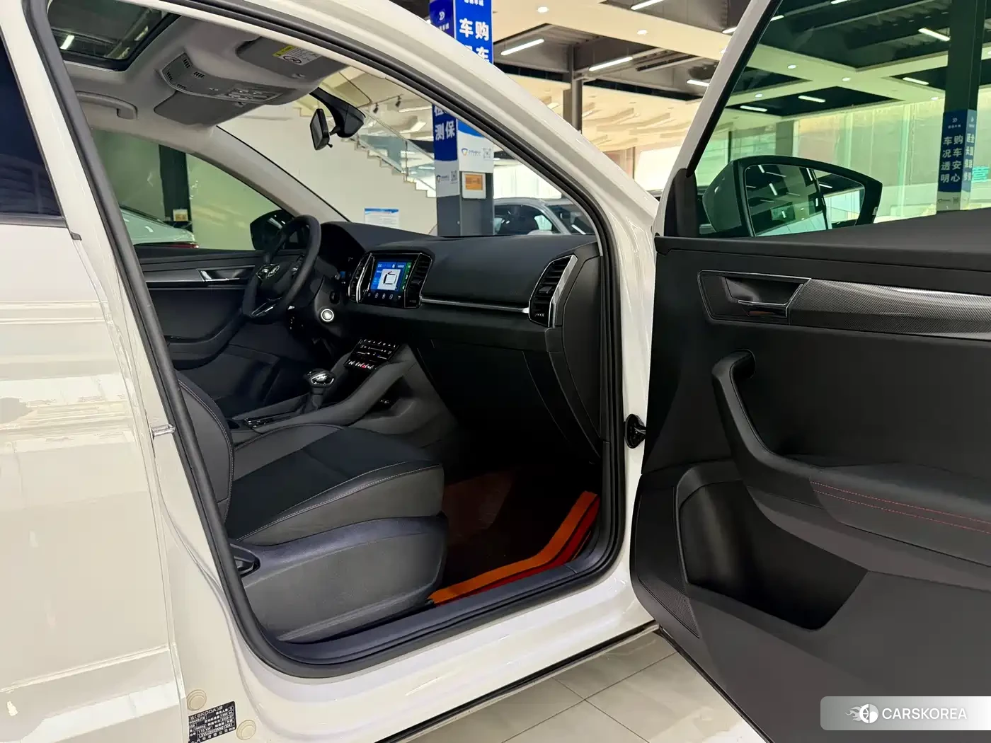 Skoda Karoq 2023 Белый из Китая, фото 2