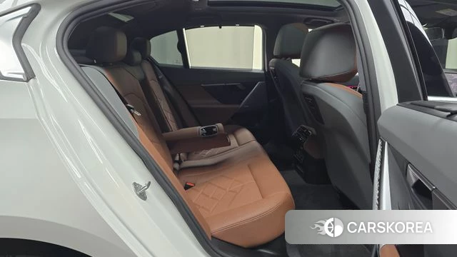 BMW 5 Series (G60) 2023 Белый из Кореи, фото 2
