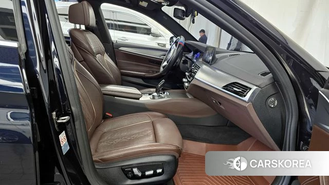 BMW 5 Series (G30) 2019 Черный из Кореи, фото 2