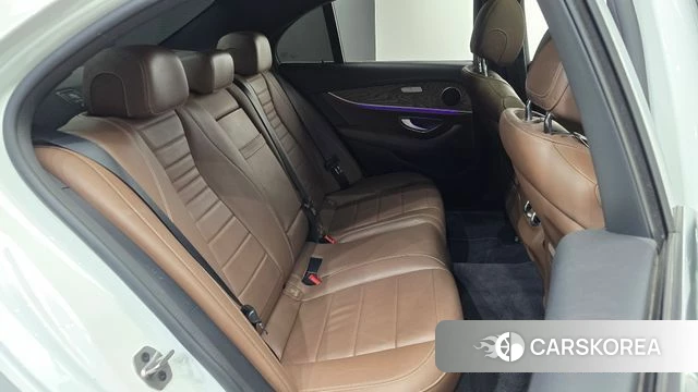 Mercedes-Benz E-Class W213 2023 Белый из Кореи, фото 2