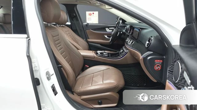 Mercedes-Benz E-Class W213 2018 Белый из Кореи, фото 2