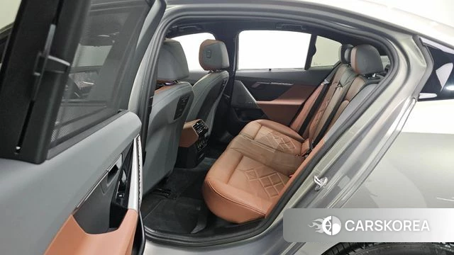 BMW 5 Series (G60) 2026 Серебристо-серый из Кореи, фото 2