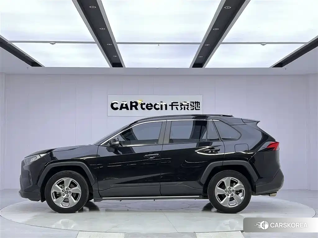 Toyota RAV4 2022 Черный из Китая, фото 2
