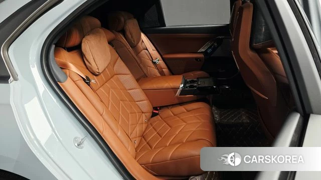 BMW 7 Series (G70) 2024 Светло-серебряный цвет из Кореи, фото 2