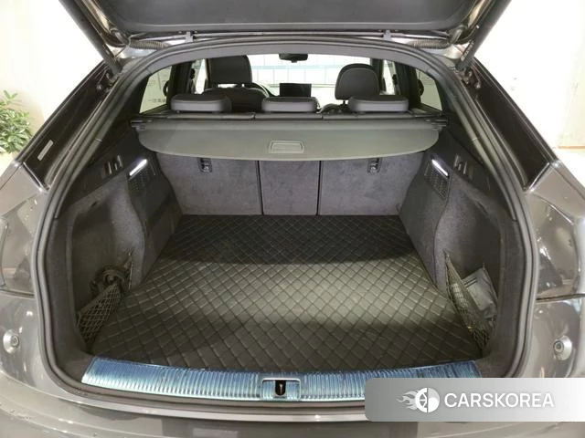 Audi Q5L 2021 Темно-серый из Китая, фото 2