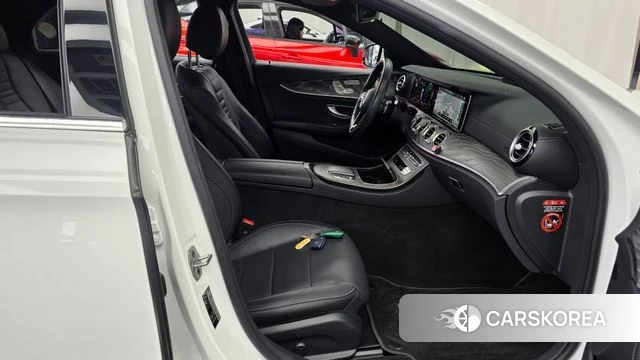 Mercedes-Benz E-Class W213 2022 Белый из Кореи, фото 2