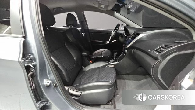 Hyundai Accent (New type) 2019 Серебристо-серый из Кореи, фото 2