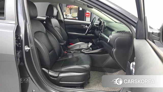 Kia The New K3 2nd generation 2022 Серый из Кореи, фото 2