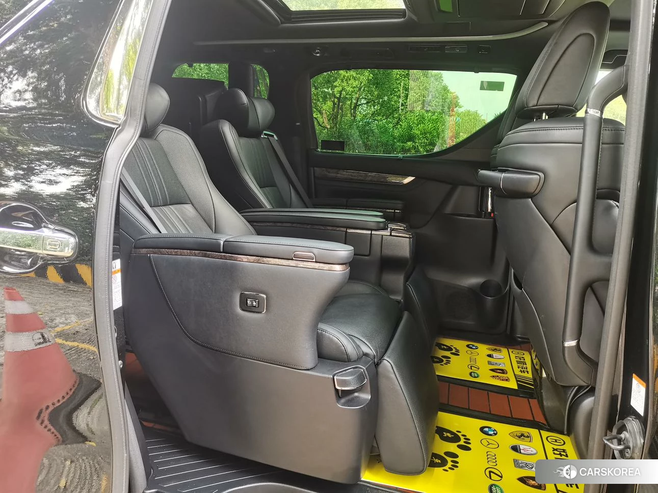 Toyota Vellfire 2023 Черный из Китая, фото 2