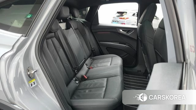 Audi Q4 e-Tron (F4) 2023 Серебристо-серый из Кореи, фото 2