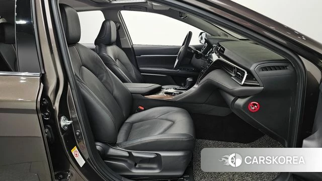 Toyota Camry (XV70) 2018 Песочный из Кореи, фото 2