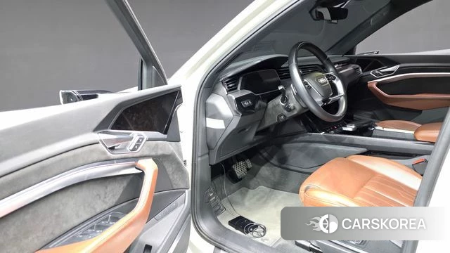 Audi e-Tron 2020 Жемчужный цвет из Кореи, фото 2