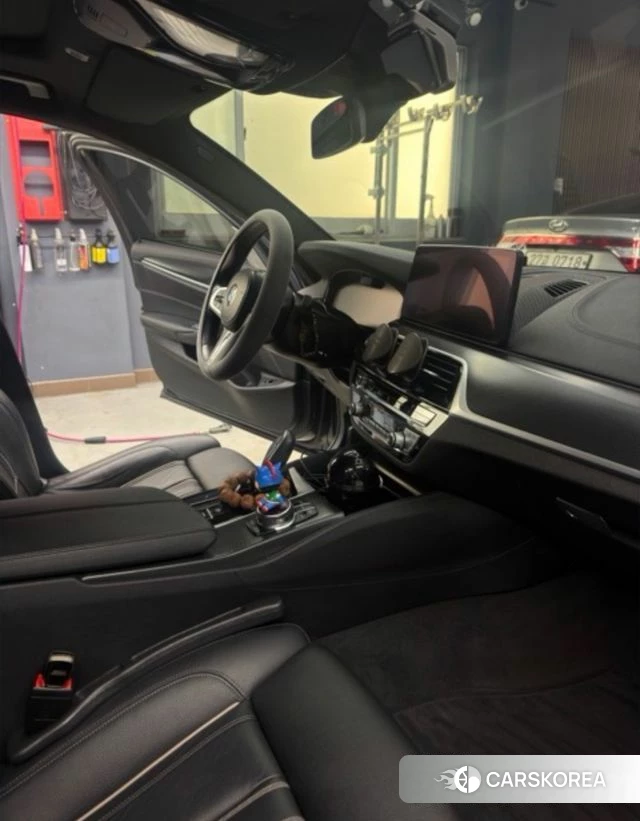 BMW 5 Series (G30) 2023 Черный из Кореи, фото 2