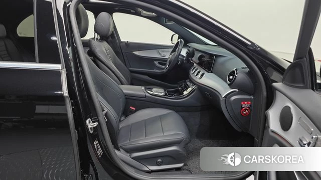 Mercedes-Benz E-Class W213 2021 Черный из Кореи, фото 2