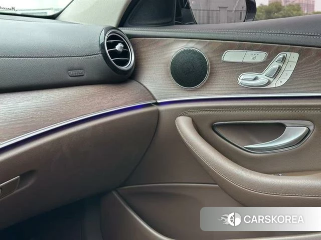 Mercedes-Benz E-Class 2023 Черный из Китая, фото 2
