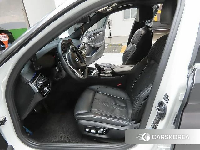 BMW 5 Series (G30) 2019 Белый из Кореи, фото 2