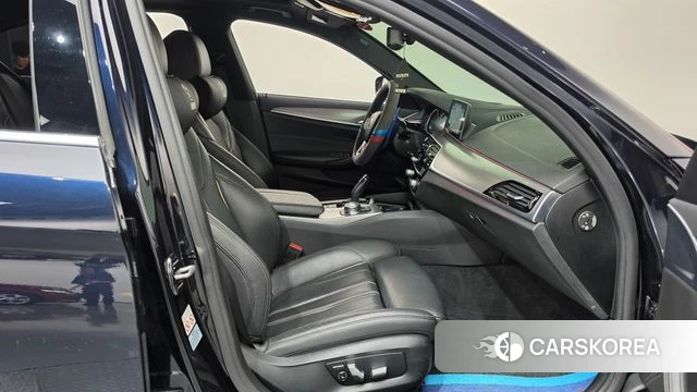 BMW 5 Series (G30) 2018 Черный из Кореи, фото 2