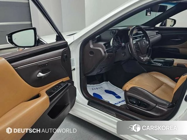 Lexus ES300h 7th generation 2018 Белый из Кореи, фото 2