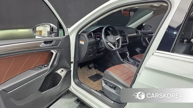 Volkswagen Tiguan Allspace 2023 Белый из Кореи, фото 2