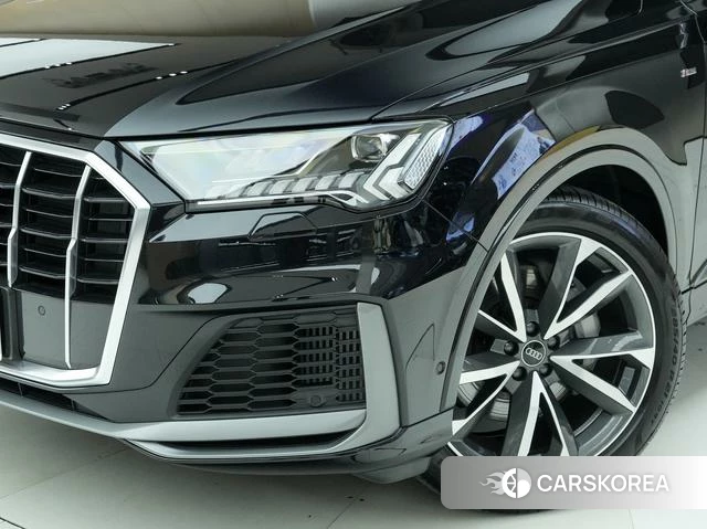 Audi Q7 2021 Черный из Китая, фото 2