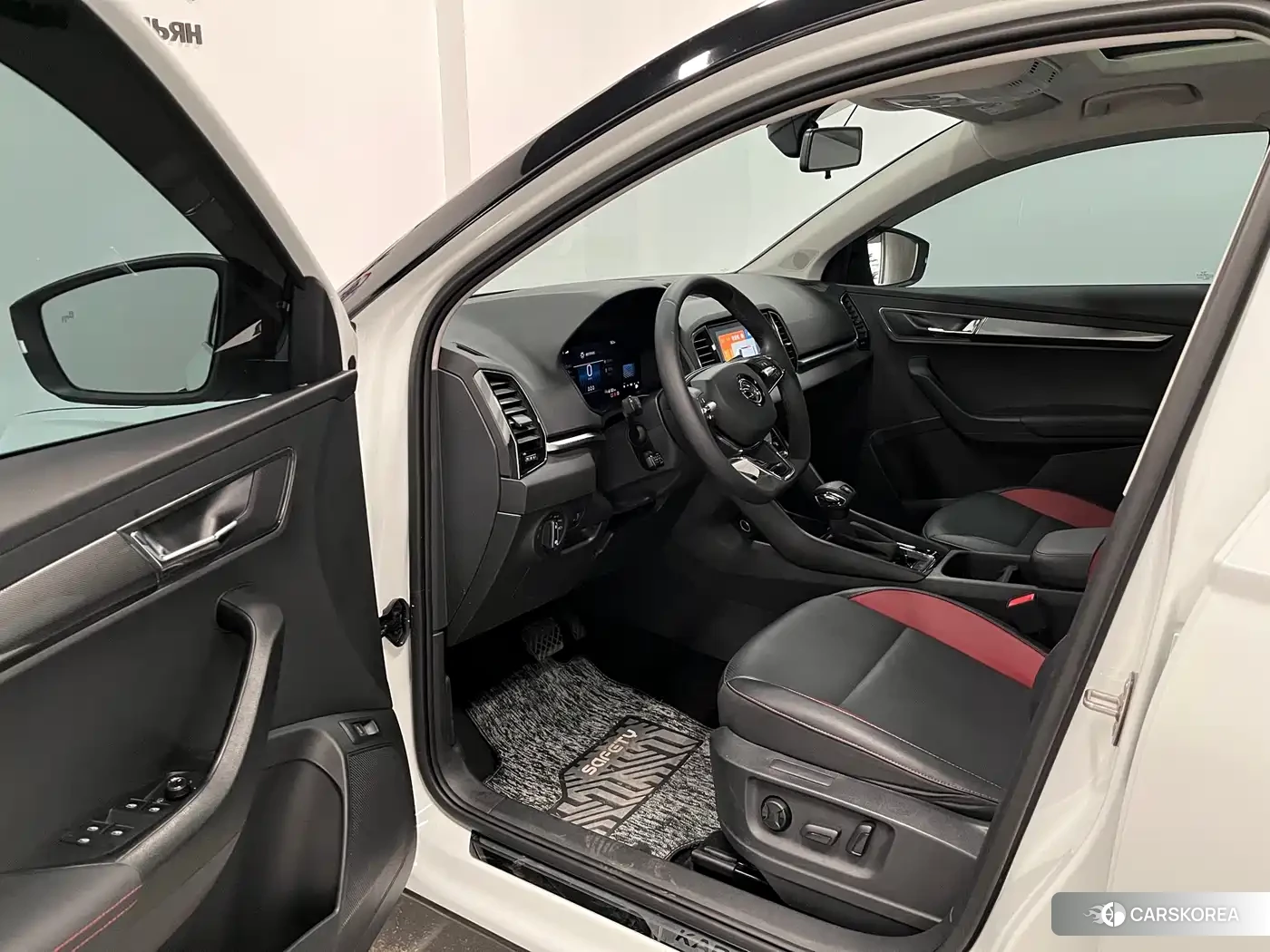 Skoda Karoq 2023 Белый из Китая, фото 2