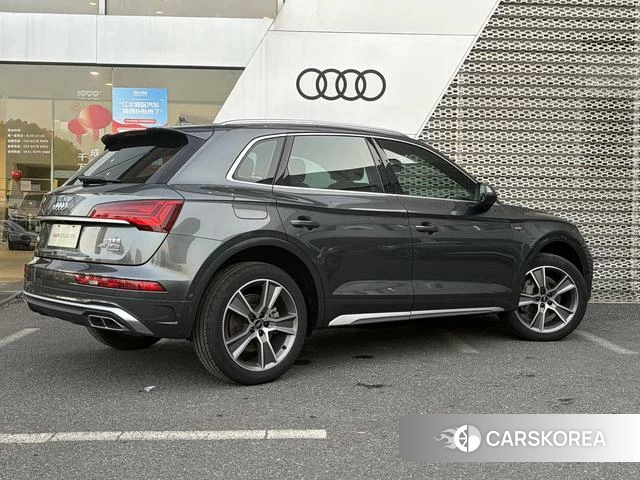 Audi Q5L 2023 Темно-серый из Китая, фото 2