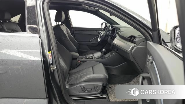 Audi Q3 (F3) 2024 Серый из Кореи, фото 2