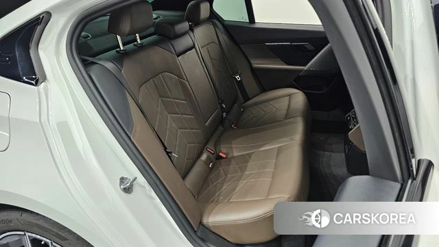 BMW 5 Series (G60) 2025 Белый из Кореи, фото 2