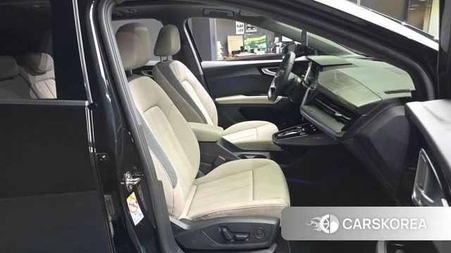 Audi Q4 e-Tron (F4) 2026 Черный из Кореи, фото 2