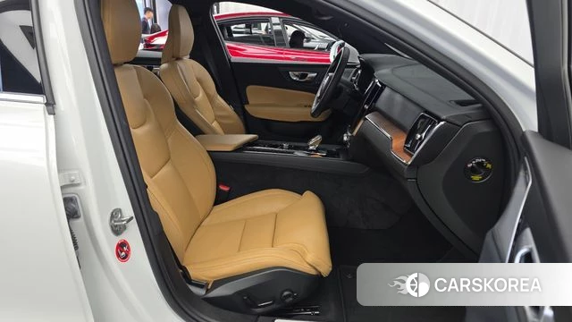 Volvo S60 3rd generation 2023 Белый из Кореи, фото 2