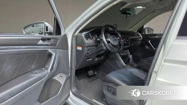 Volkswagen Tiguan second Generation 2018 Серебряный из Кореи, фото 2