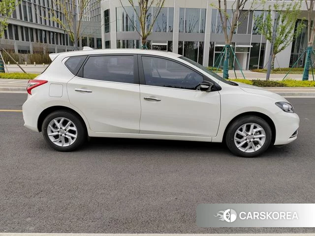 Nissan Tiida 2023 Белый из Китая, фото 2