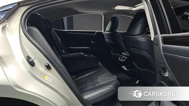 Lexus ES300h 7th generation 2018 Песочный из Кореи, фото 2