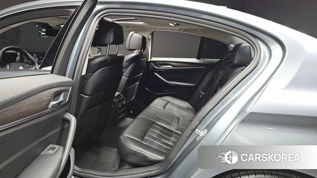 BMW 5 Series (G30) 2018 Серебристо-серый из Кореи, фото 2
