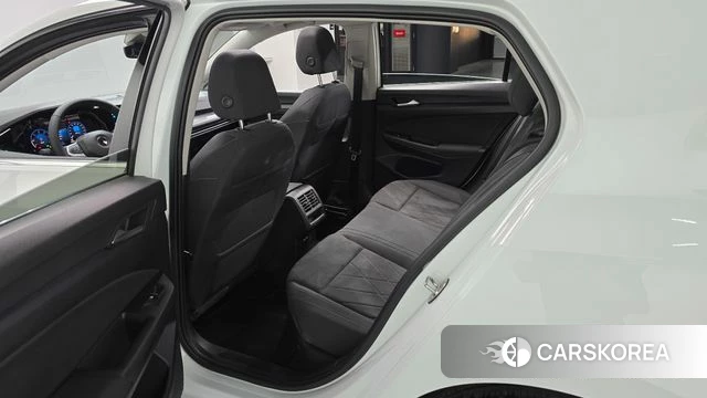 Volkswagen Golf 8th Generation 2022 Белый из Кореи, фото 2