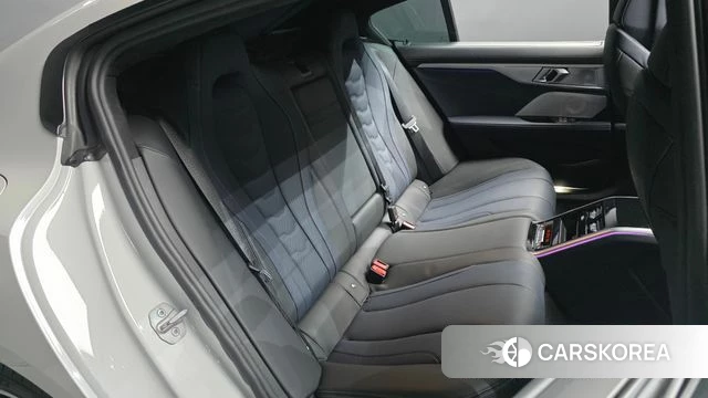 BMW 8 Series (G15) 2023 Белый из Кореи, фото 2