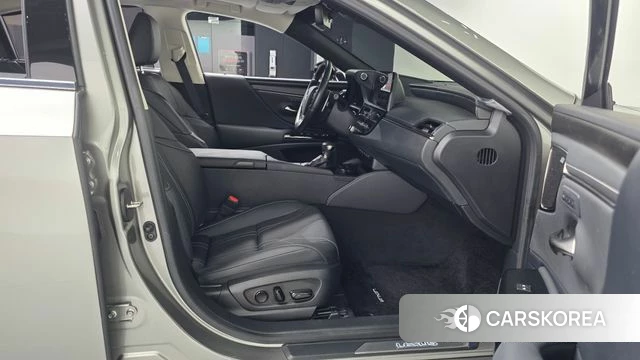Lexus ES300h 7th generation 2024 Серебристо-серый из Кореи, фото 2