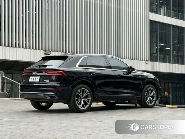 Audi Q8 2021 Черный из Китая, фото 2