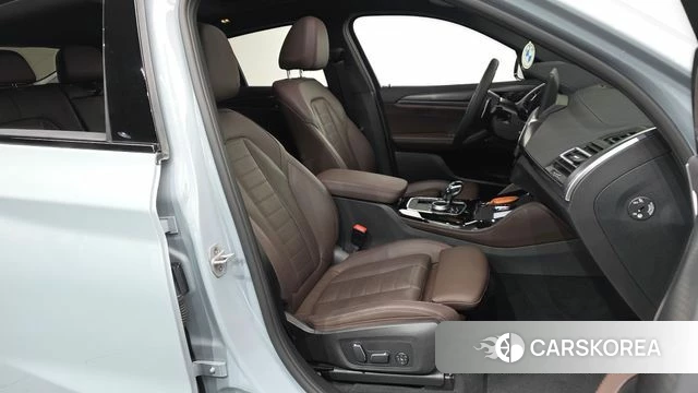 BMW X4 (G02) 2025 Светло-серебряный цвет из Кореи, фото 2