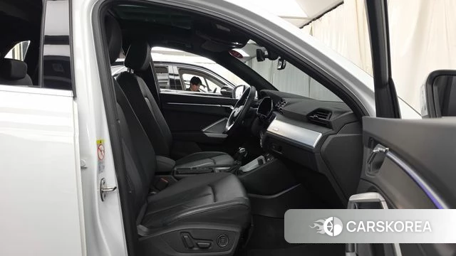 Audi Q3 (F3) 2020 Белый из Кореи, фото 2