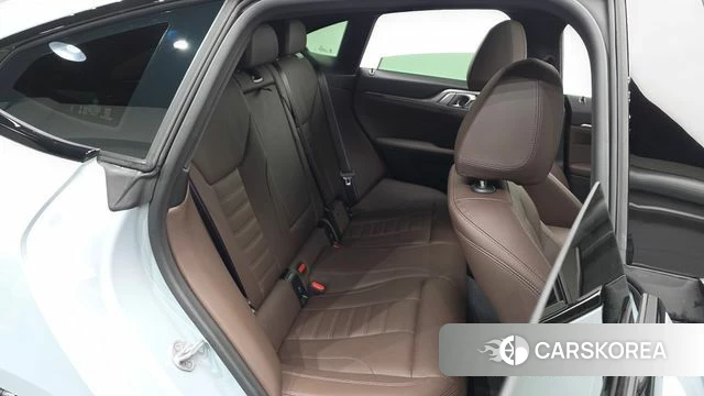 BMW 4 Series (G22) 2025 Светло-серебряный цвет из Кореи, фото 2